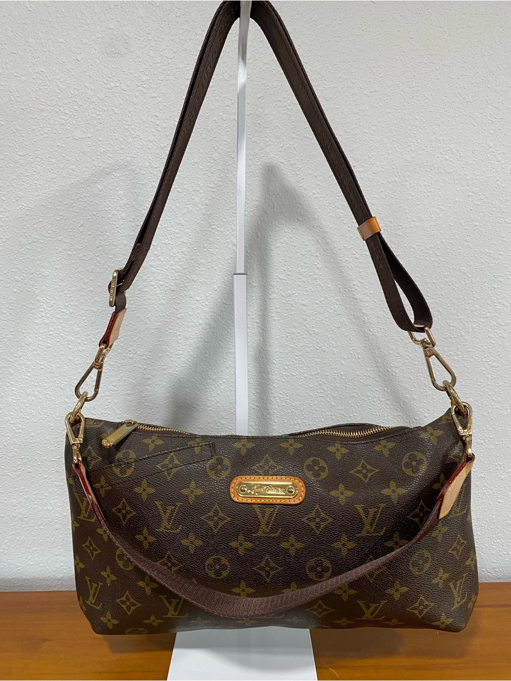 Shoulder Bag with Gold Accents 
💐Authenticity Not Guaranteed💐